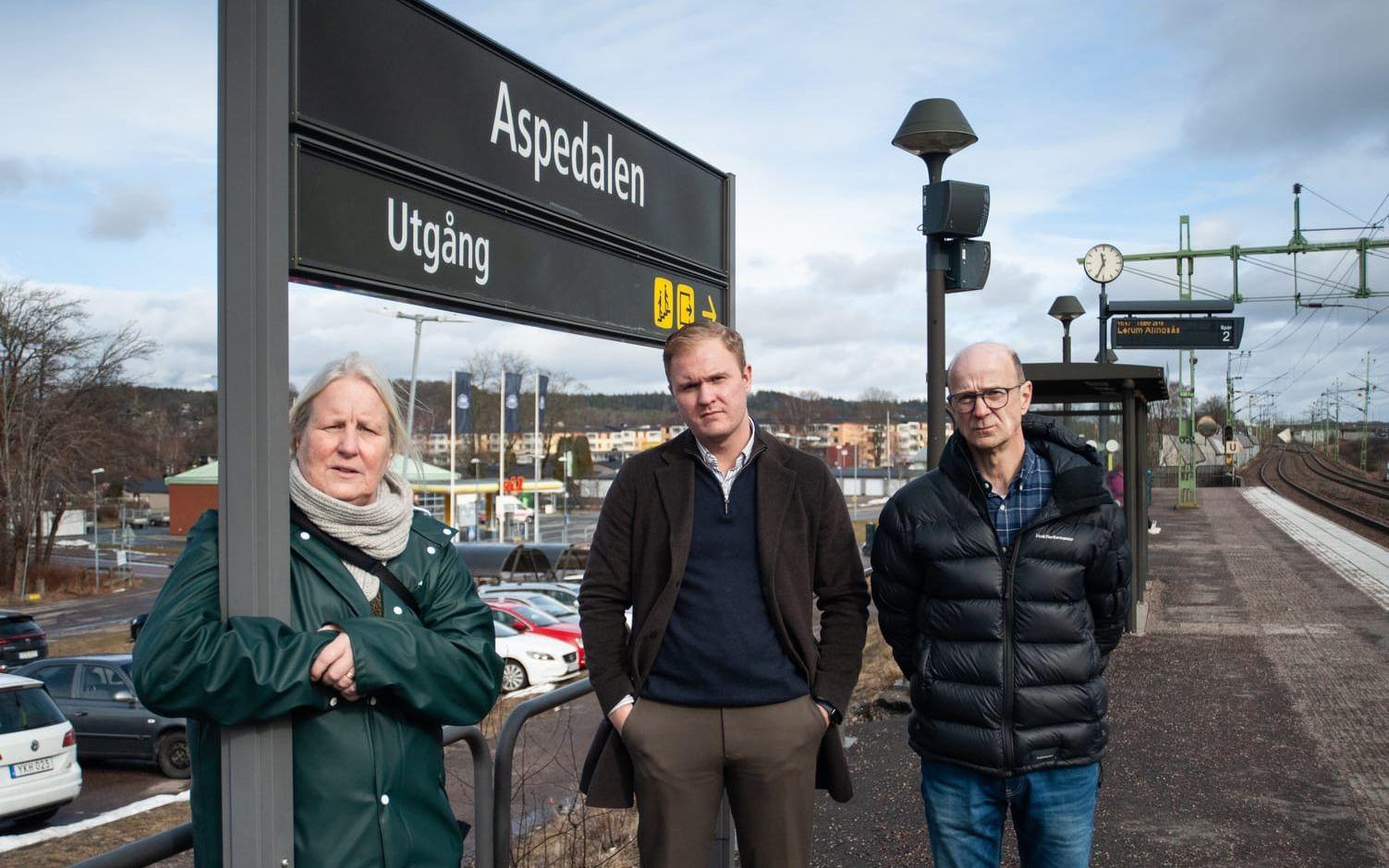 Toppolitikerna i kommunen tog strid för fortlevnaden av Aspedalen tågstation, omkring vilken hundratals nya bostäder är planerade. På bild syns Renée Bengtsson (S), Viktor Lundblad (M) och Arne Molander (M).