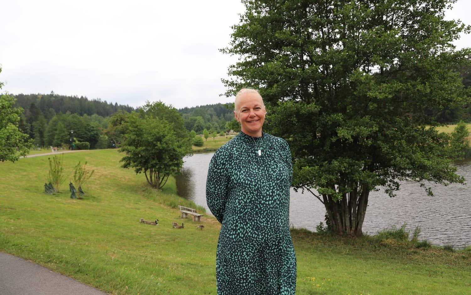 Sanna Björlin är kyrkogårdschef och berömmer feriearbetarna som de tar in varje år. 