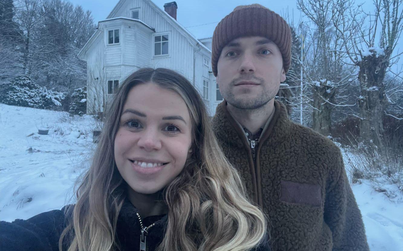 Tova Sundström och Pierre Schöneman från Lerum köpte gården i Floda utan att ha varit inne i den.