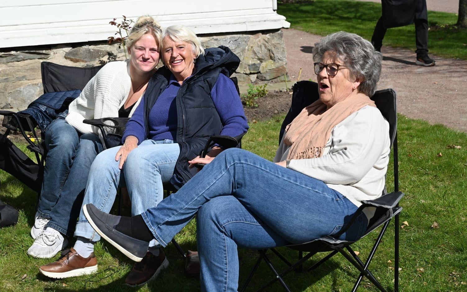 Filippa och Eivor Alfredsson lyssnade på Taubelåtar tillsammans med Yvonne Olsson.