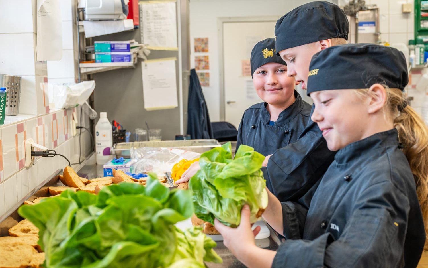 Stenkulans projekt med gästkockar en del i arbetet att nå Lerums kommun hållbarhetsmål och öka elevernas delaktighet i skolmaten.