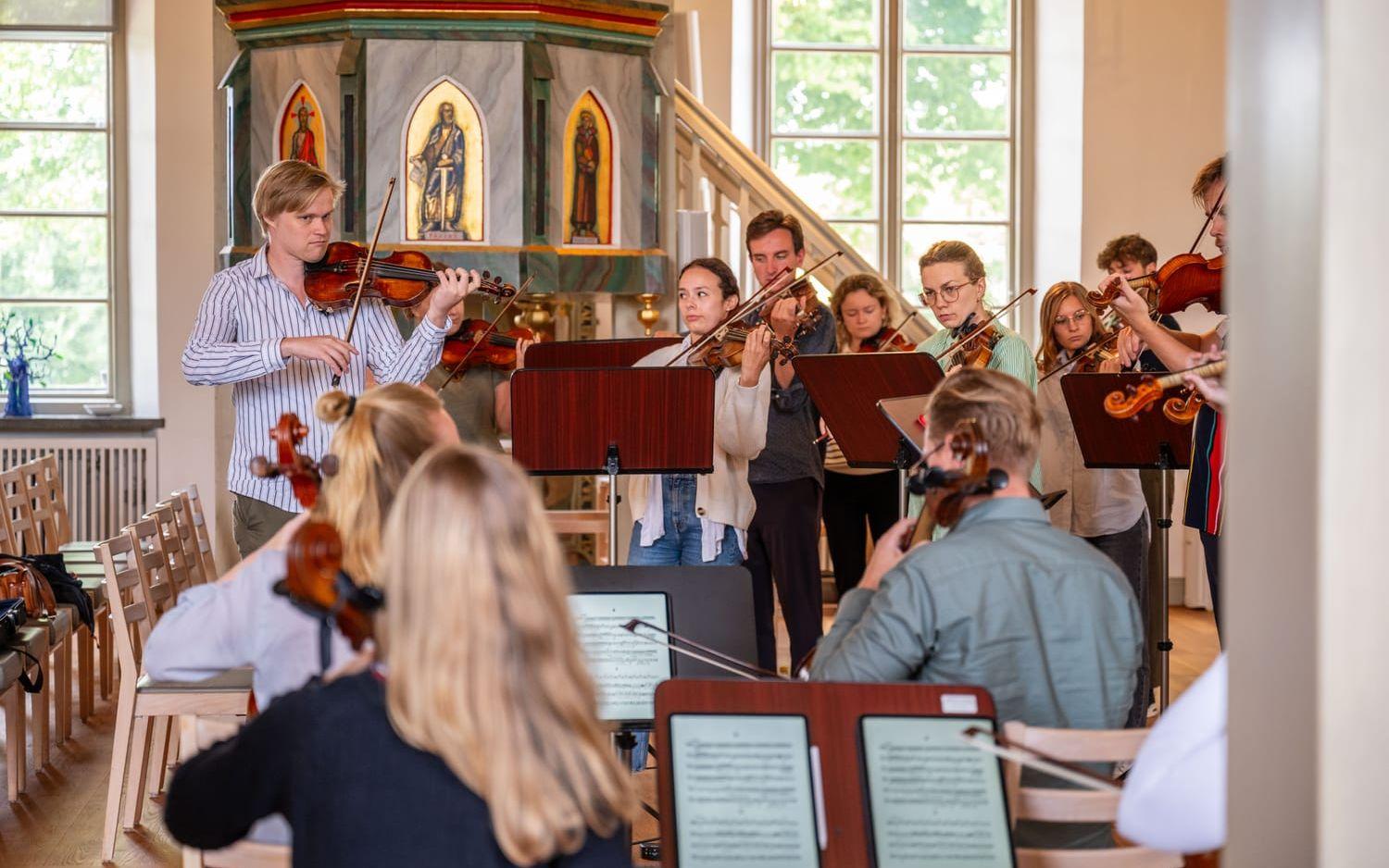 Mycket har ändrats på de tio år som gått. Från att medlemmarna varit gymnasieelever till att nu jobba som professionella musiker.